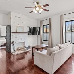 Cozy Duplex Near DT, King, 3 TVs, Walk To Dine