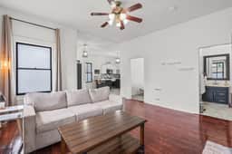 Cozy Duplex Near DT, King, 3 TVs, Walk To Dine