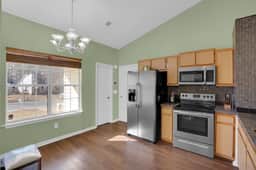 Spacious NE Columbia Home – Vaulted Ceilings & Outdoor Deck