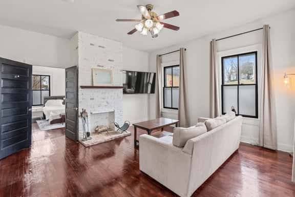 Cozy Duplex Near DT, King, 3 TVs, Walk To Dine - Image 1