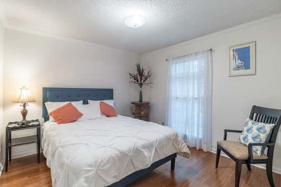 Short Drive To Ft. Jackson, Screened Porch, 3 TVs - Image 1