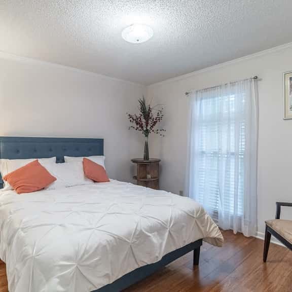 Short Drive To Ft. Jackson, Screened Porch, 3 TVs - Image 1