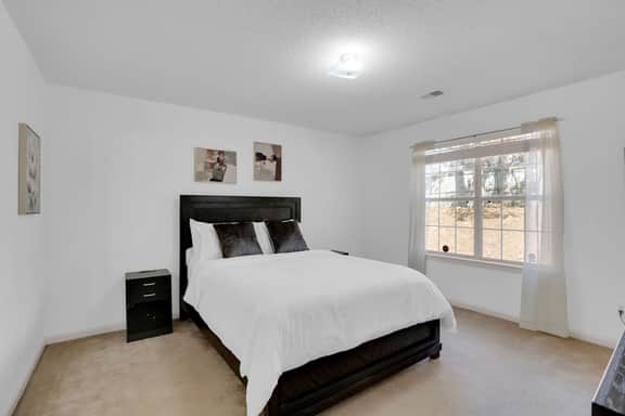 Spacious NE Columbia Home – Vaulted Ceilings & Outdoor Deck