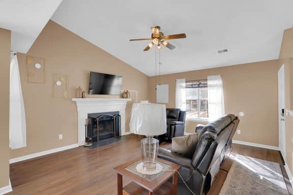 Spacious NE Columbia Home – Vaulted Ceilings & Outdoor Deck