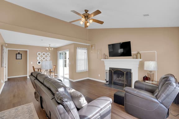 Spacious NE Columbia Home – Vaulted Ceilings & Outdoor Deck